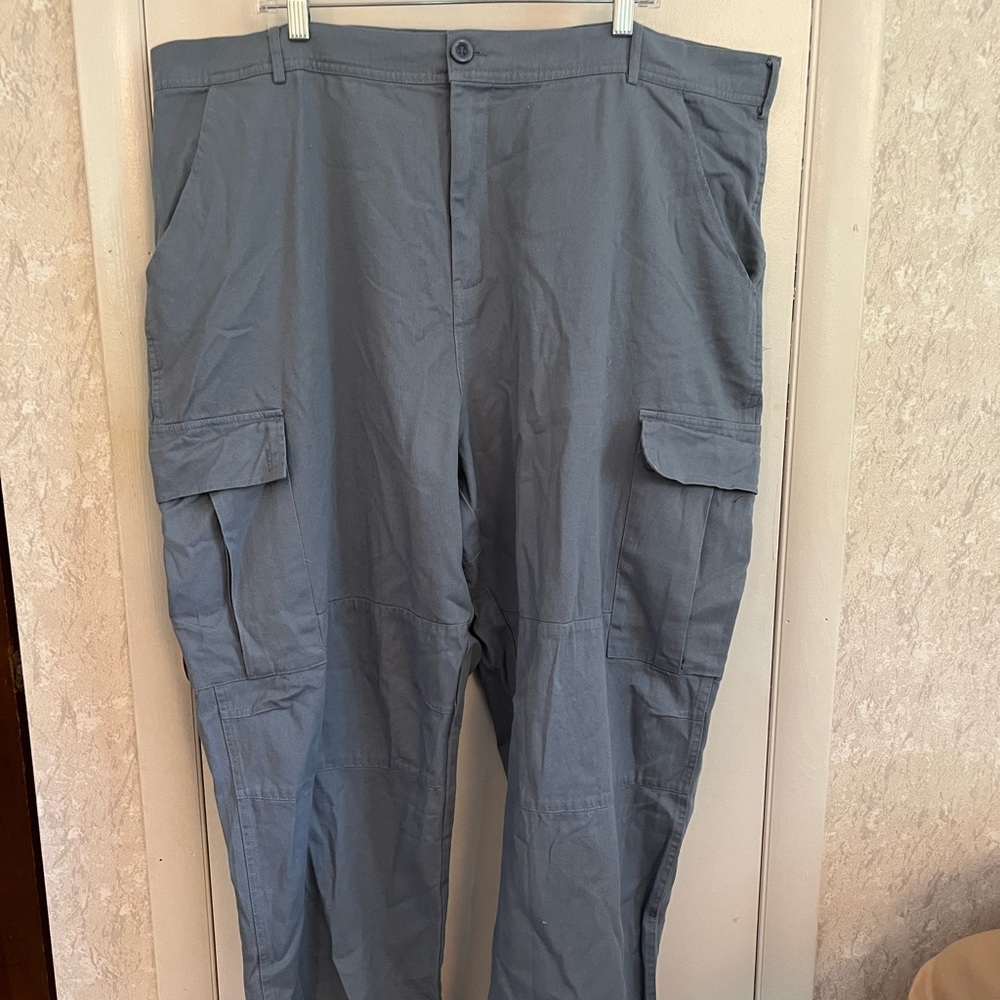 Cute light cargo pant with ample pockets.